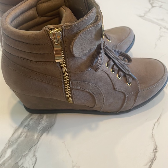 Women’s Taupe,Gold, Lace up Wedge Sneakers,Ankle Boots,Faux Suede,Size 8 - Picture 4 of 9
